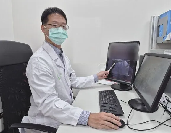 ▲▼新竹臺大分院內科部風濕免疫科王恭宇醫師提醒，痛風治療除規律控制尿酸，透過基因檢測先確認用藥風險，再展開治療，有助提升用藥安全。（圖／新竹臺大分院提供）