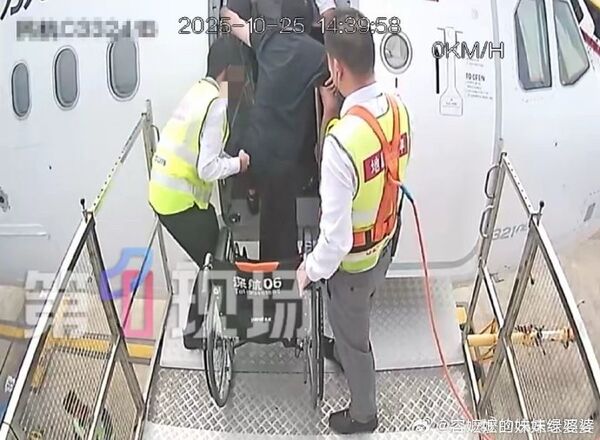 ▲▼鄭智化登機片曝光遭疑「沒連滾帶爬」：陸機場讓我想引退。（圖／翻攝自微博）