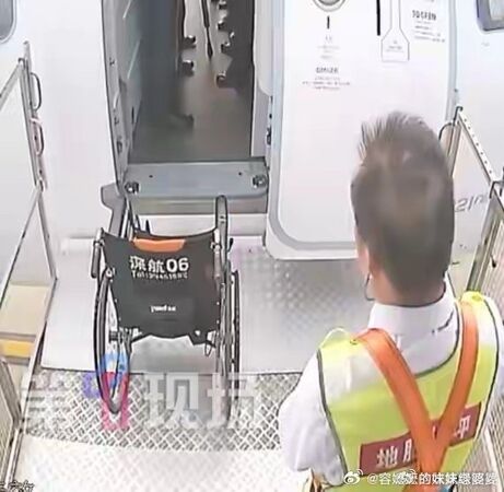 ▲▼鄭智化登機片曝光遭疑「沒連滾帶爬」：陸機場讓我想引退。（圖／翻攝自微博）