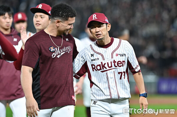 ▲▼2025中職台灣大賽G4，樂天桃猿投手教練川岸強賽後特別跟本場先發投手威能帝致意。（圖／記者李毓康攝）