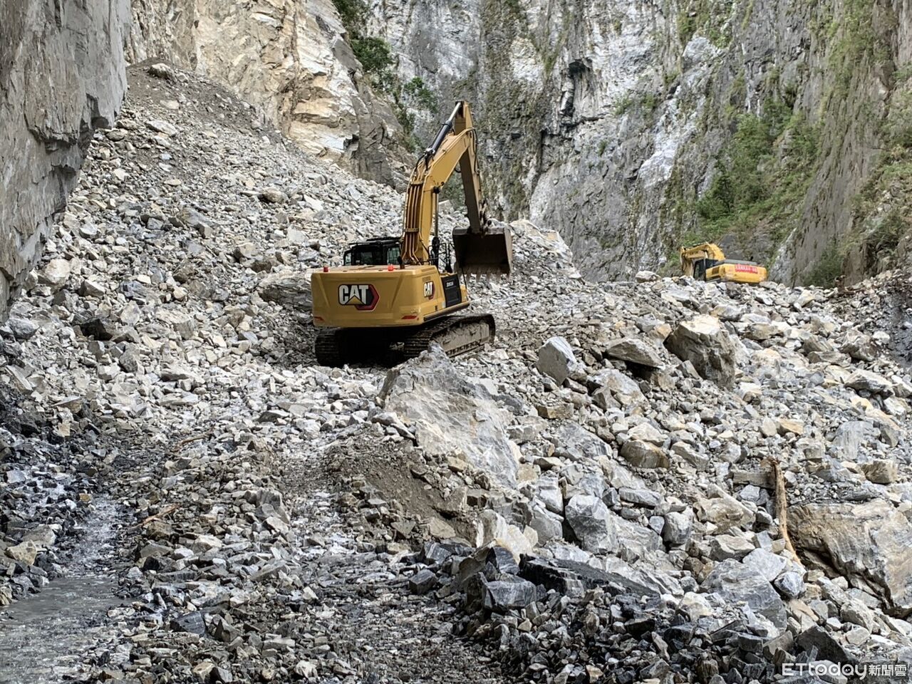 太魯閣燕子口堰塞湖啓動壩頂降挖　溢流隧道仍封閉