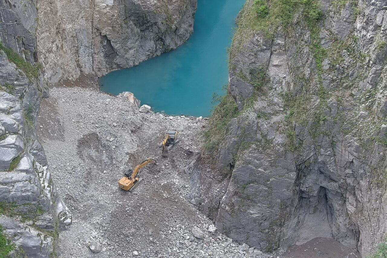 燕子口堰塞湖今降壩引流!發布通報「民眾勿靠近立霧溪河道」