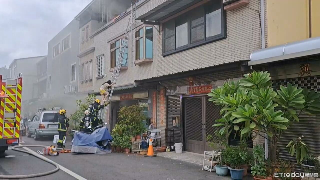 嘉義溪興街透天厝火警!1F冒煙「2人受困」 消防急架梯救援