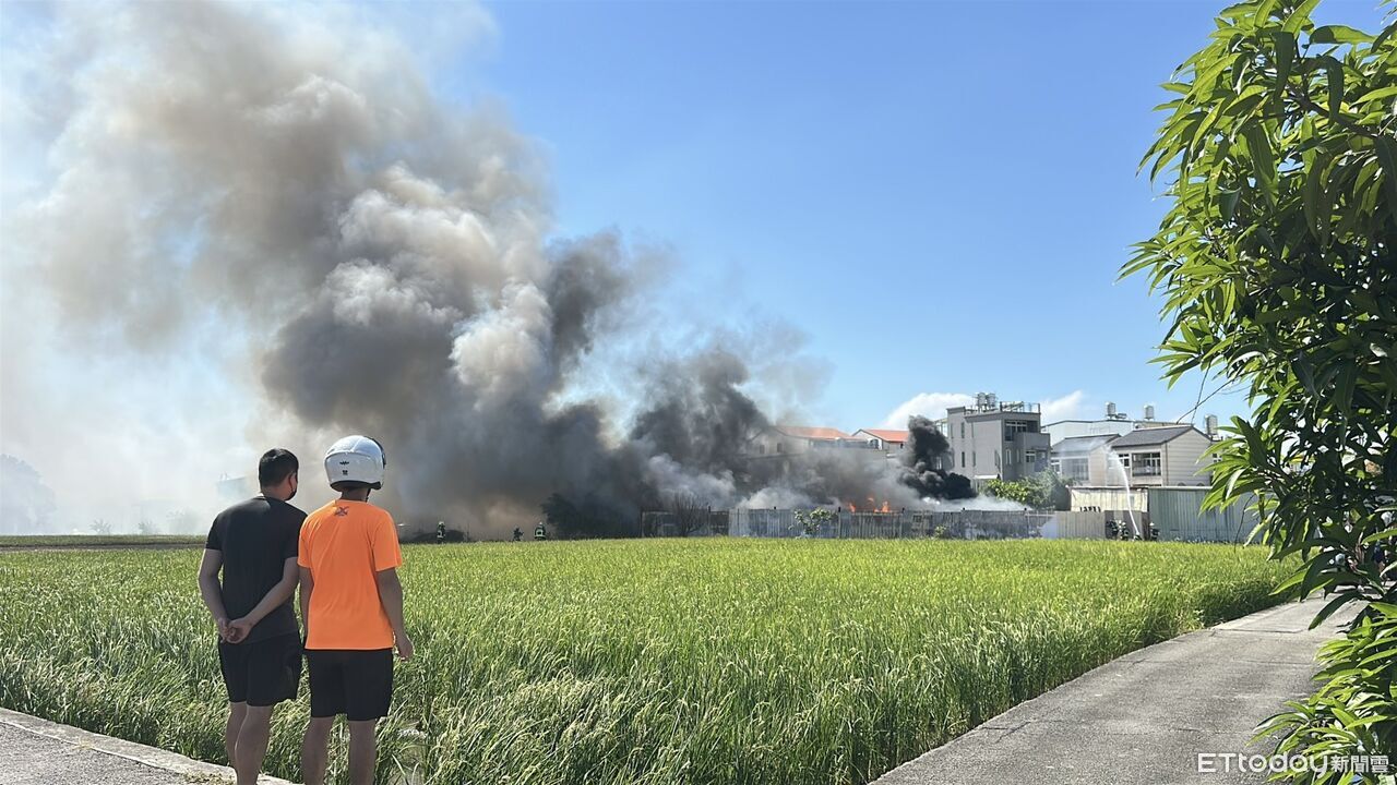 快訊/台中資源回收場大火 漫天濃煙環保局急喊關閉門窗