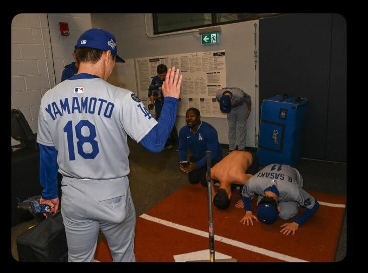 ▲▼道奇官方攝影蘇夫發布衝擊畫面，佐佐木朗希「土下座」致敬山本由伸。（圖／翻攝自IG／jon.soohoo）