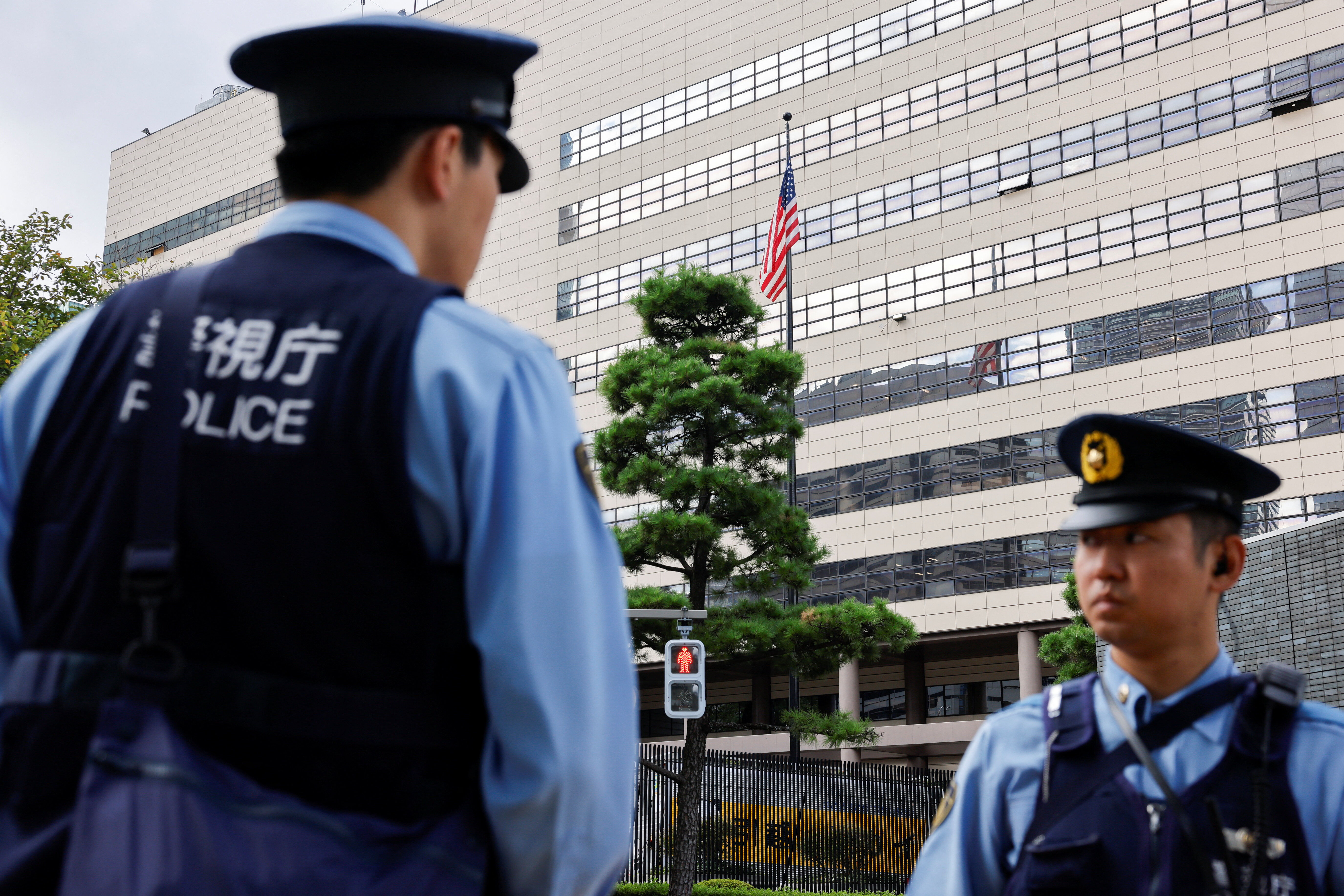 ▲▼日本在位於東京都港區的美國駐日大使館等處部署1.8萬名警力高度戒備。(圖/路透)