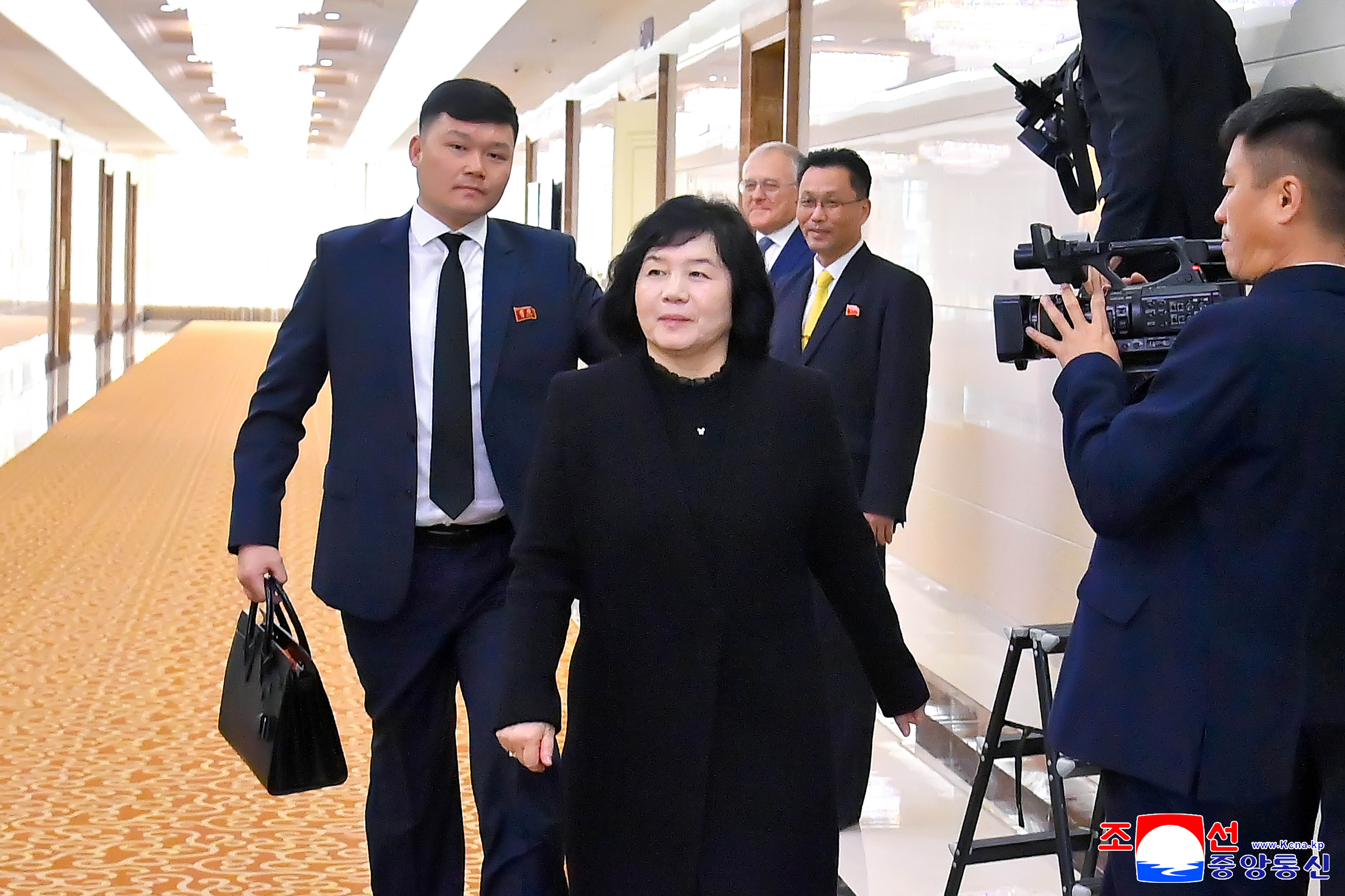 ▲▼北韓外務相崔善姬26日從平壤順安國際機場離開。（圖／達志影像）