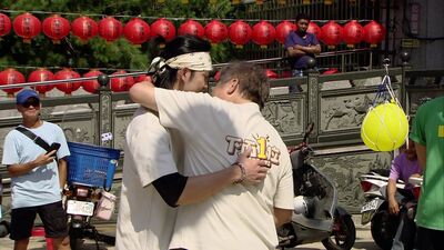 胡瓜為《綜藝大集合》豁出去了！　遭壓頭激吻男星「畫面全曝光」