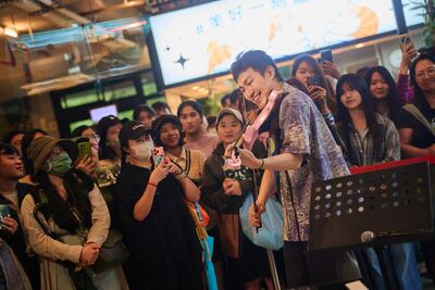 天團成員快閃動物園演出！　寫「第一人新紀錄」嗨喊：夢想成真