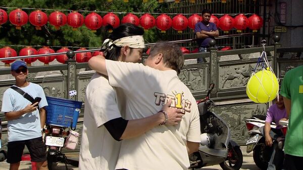 ▲▼郭忠祐脫稿壓著胡瓜要激吻 。（圖／民視提供）