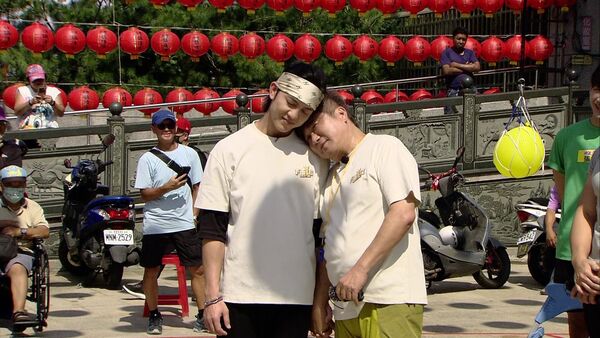 ▲▼郭忠祐脫稿壓著胡瓜要激吻 。（圖／民視提供）