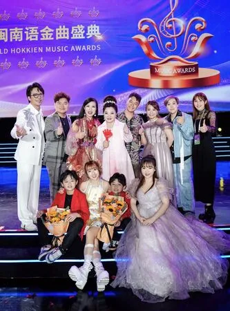 ▲▼白冰冰與創辦人陳飛在台上演唱。（圖／世界閩南語金曲盛典組委會提供）