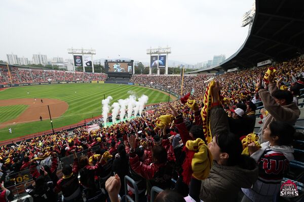 ▲韓國大賽首戰引爆蠶室。（圖／截自LG雙子官方粉絲團）