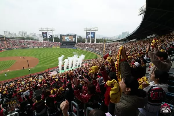 ▲韓國大賽首戰引爆蠶室。（圖／截自LG雙子官方粉絲團）