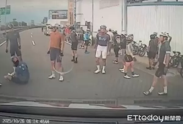 ▲▼苗栗西濱清晨驚傳車禍，3名騎士摔車。（圖／記者楊永盛翻攝）