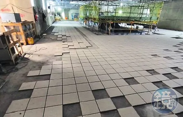 中國製石材地磚明明已開始施工鋪設，桃捷工程局卻矢口否認。（讀者提供）