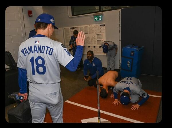 ▲▼道奇官方攝影蘇夫發布衝擊畫面，佐佐木朗希「土下座」致敬山本由伸。（圖／翻攝自IG／jon.soohoo）
