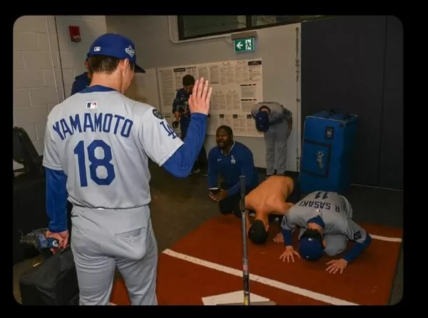 ▲▼道奇官方攝影蘇夫發布衝擊畫面，佐佐木朗希「土下座」致敬山本由伸。（圖／翻攝自IG／jon.soohoo）