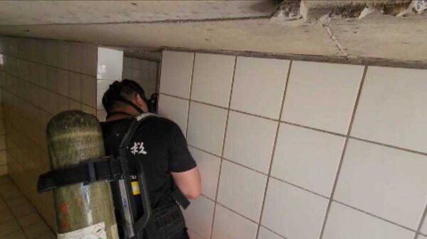 警消進入水塔後，確認K男遺體狀況，設法運出水塔。（圖／翻攝畫面）&nbsp;