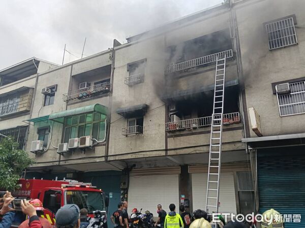 ▲移工宿舍起火，疏散約10位移工。（圖／記者黃哲民翻攝）