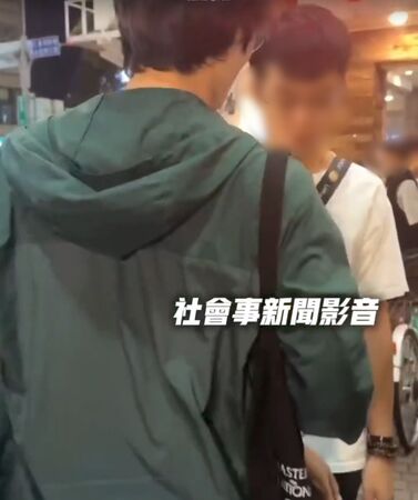 ▲36歲何姓男子疑將手機放入紙袋偷拍女性裙下風光，被民眾制止後報警偵辦。（圖／翻攝自社會事新聞影音）