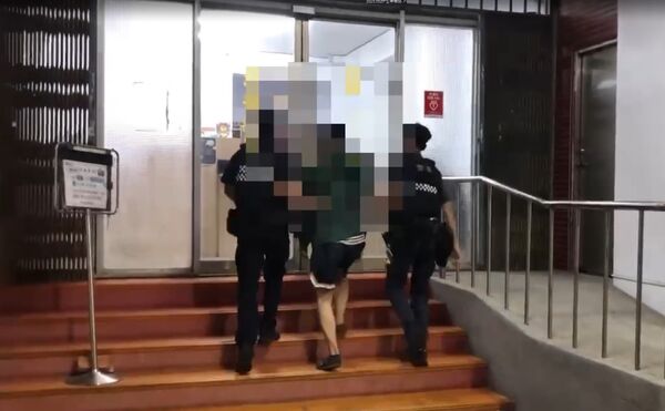 ▲36歲何姓男子疑將手機放入紙袋偷拍女性裙下風光，被民眾制止後報警偵辦。（圖／翻攝自社會事新聞影音）