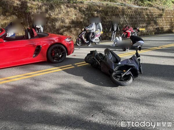 ▲合歡山公路於光復節當天發生下山騎士追撞前車、受傷送醫的車禍。（圖／記者高堂堯翻攝）