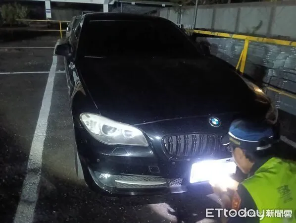▲白河警深夜在市175線執行巡查勤務，查獲一輛懸掛不符車籍資料的黑色進口車，估計罰鍰高達8萬6400元，呼籲民眾勿心存僥倖。（圖／記者林東良翻攝，下同）