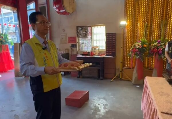 ▲彰化市長林世賢今天前往南瑤宮抽六畜籤。（圖／記者唐詠絮翻攝）