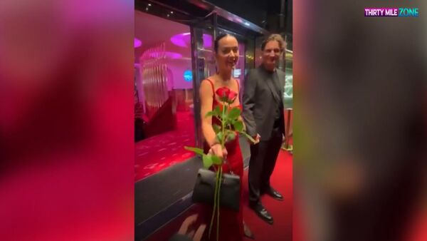 凱蒂佩芮、加拿大前總理杜魯道現身巴黎。（翻攝自YouTube頻道@ThirtyMileZone）