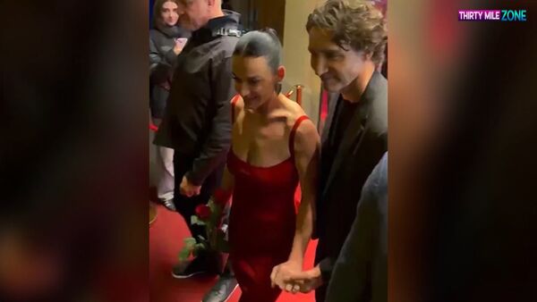 凱蒂佩芮、加拿大前總理杜魯道現身巴黎。（翻攝自YouTube頻道@ThirtyMileZone）