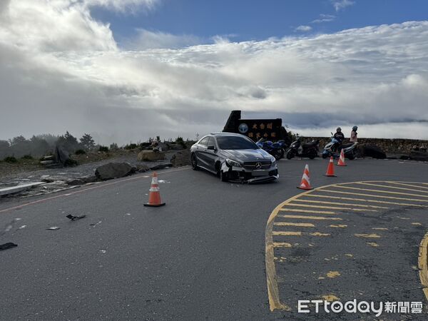 ▲轎車於合歡山公路自撞護欄。（圖／翻攝「中橫路況交通資訊站」臉書粉專）