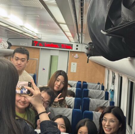 ▲鄭麗文搭火車與年輕人合照。（圖／鄭麗文臉書）