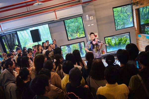 ▲▼ 阿龔演出多首新專輯音樂。（圖／亮晶妃音樂有限公司提供）