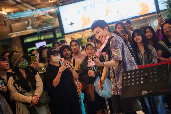 ▲▼ 阿龔受邀至臺北市立動物園舉辦《月光動物園》特別快閃演出。（圖／亮晶妃音樂有限公司提供）