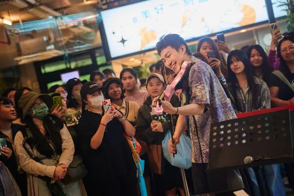 ▲▼ 阿龔受邀至臺北市立動物園舉辦《月光動物園》特別快閃演出。（圖／亮晶妃音樂有限公司提供）