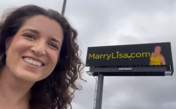 厭倦網路交友女租「大型廣告看板」找真愛　1個月狂收3500份申請。（圖／翻攝自TikTok／marrylisaofficial）