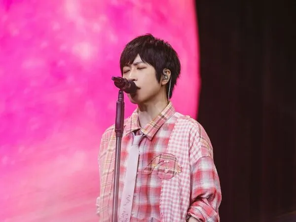 五月天阿信昨結束廈門演唱會後，深夜時分還直播了近1小時。（翻攝自臉書相信音樂國際股份有限公司）