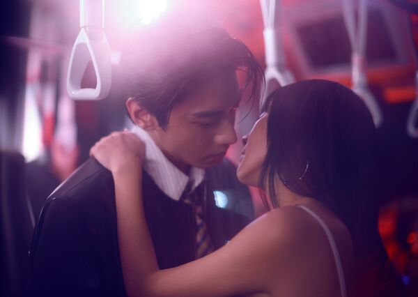 ▲▼ 白安和宋柏緯親密地頭靠頭、勾脖子、錯位接吻等。（圖／相信音樂提供）