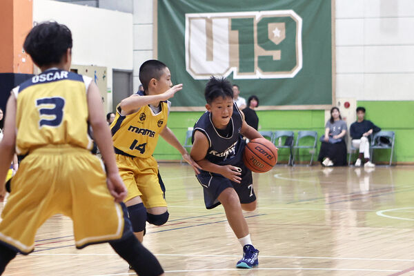 ▲U12組Rangers何彥錡切入突破，此役他攻下全場最高19分、新北市埔墘國小籃球隊總教練張學坤。（圖／U19籃球聯盟提供）