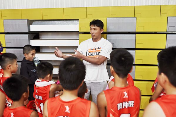 ▲U12組Rangers何彥錡切入突破，此役他攻下全場最高19分、新北市埔墘國小籃球隊總教練張學坤。（圖／U19籃球聯盟提供）