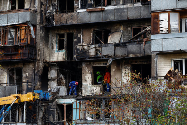 ▲▼2025年10月26日，遭到俄羅斯襲擊後，烏克蘭基輔一棟公寓受損。（圖／路透）