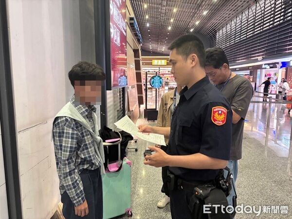 ▲▼經核對身分後將他逮捕移送。（圖／桃園警分局提供）