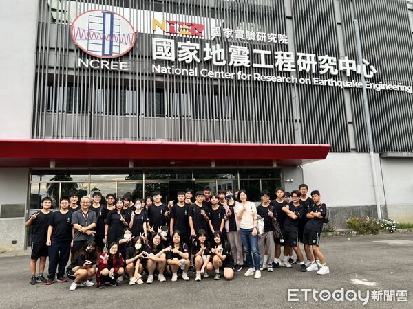 ▲長榮中學高二學生在中研院南部分院農生中心操作質譜儀，觀察作物栽培與組織培養實驗。（記者林東良翻攝，下同）