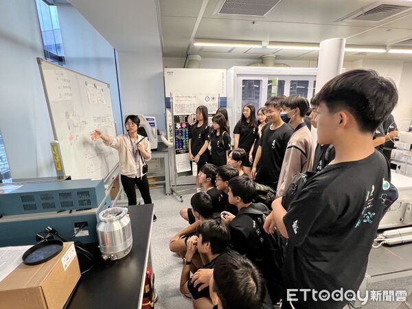 ▲長榮中學高二學生在中研院南部分院農生中心操作質譜儀，觀察作物栽培與組織培養實驗。（記者林東良翻攝，下同）