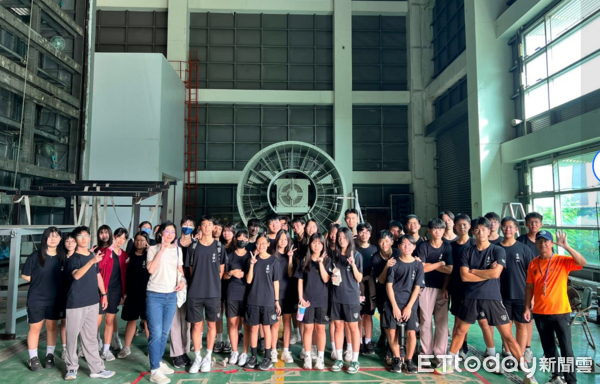 ▲長榮中學高二學生在中研院南部分院農生中心操作質譜儀，觀察作物栽培與組織培養實驗。（記者林東良翻攝，下同）