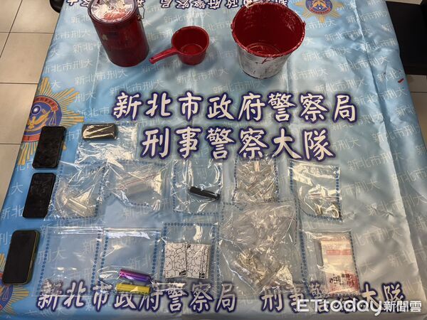 ▲警方搜出作案工具，將涉案成員移送新北地檢署偵辦。（圖／記者陳以昇翻攝）