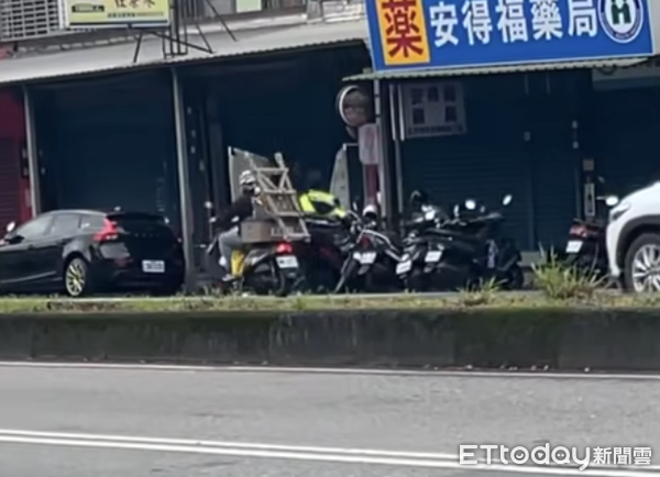 ▲▼逃跑途中不慎跌倒，為自後方趕到員警手到擒來移請偵辦。（圖／記者楊熾興翻攝）