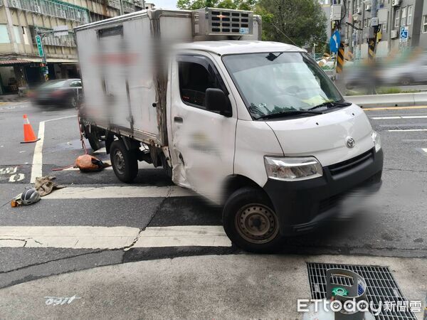 ▲貨車疑似左轉未禮讓，瓦斯外送員遭撞後送醫不治。（圖／記者張君豪翻攝）