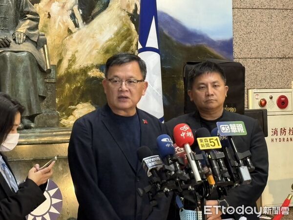 ▲國民黨新任文傳會主委吳宗憲與舊任文傳會主委林寬裕。（圖／記者鄭佩玟攝）